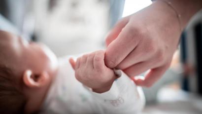 Symbolbild: Fabian Strauch
Ein Baby klammert sich an den Finger seiner Mutter. Die Oberviechtacher Stadträte sind sich einig, dass sich Eltern und Kinder in der Region wohlfühlen sollen. Das Gremium hat sich darauf verständigt, wie künftig die jüngsten Mitbürger begrüßt werden.