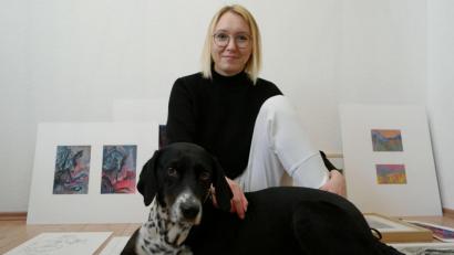 Bild:  Patrick Schirch/exb
Die Künstlerin und ihr Modell: Margarita Strena-Schirch und ihre acht Jahre alte Mischlingshündin Milka.