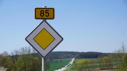 Bild: jut
Die B 85 bei Kreith (Kreis Schwandorf). Die Straße soll zwischen Amberg und Cham vierspurig ausgebaut werden, wenn es nach der IHK geht.