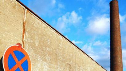 Bild: sm
Der Fabrikschornstein der ehemaligen Bleiglasfabrik Beyer & Co. wird auf Schäden untersucht, Deshalb besteht zeitweise in der Baptist-Kraus- Straße ein absolutes Halteverbot.