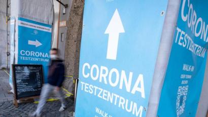 Bild: Peter Kneffel/dpa
Die Sieben-Tage-Inzidenz in der Corona-Pandemie sinkt in Weiden weiter. In Neustadt geht sie leicht nach oben.