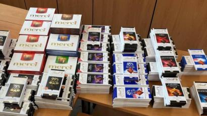 Bild: Polizeiinspektion Oberpfalz/exb
Über 500 sichergestellte Tafeln Schokolade.