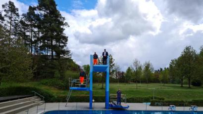 Bild: sne
Stephan Potröck, René Wächter, Bürgermeister Edgar Knobloch und Stefan Danhauser (von links) freuen sich auf die Eröffnung des Grafenwöhrer Waldbades. Ab Freitag gilt dann das Hygienekonzept, das unter anderem besagt, dass nur noch einer den Sprungturm betreten darf.