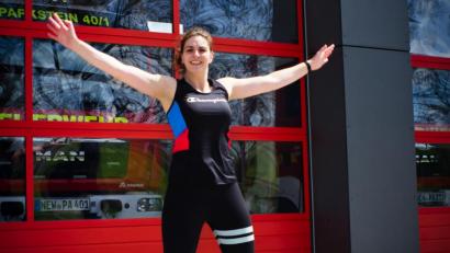 Bild: exb/Michael Eckert
Franziska Birkner beim Workout vor dem Parksteiner Feuerwehrhaus.