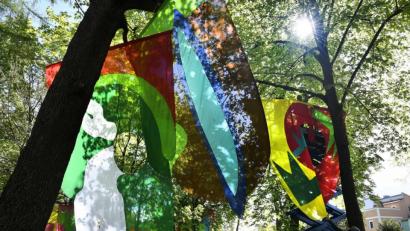 Bild: Petra Hartl
Groß, bunt und einfach ganz besonders: Seit Donnerstag flattern im Englischen Garten wieder die Windsbräute der Künstlerin Beate Oehmann.