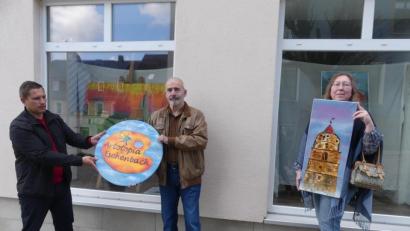 Bild: rn
Bürgermeister Marcus Gradl (von links) dankt Kunstmaler Johannes Janner für die Initiierung von "Artotopia Eschenbach". Petra Danzer zeigt ein weiteres Kunstwerk, den mehr als 500 Jahre alten Kirchturm von St. Laurentius.