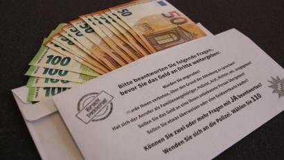 Bild: Polizei Oberpfalz
Die Polizei legt den "Geldumschlag für Senioren" in den Banken der Region aus