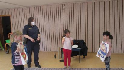 Bild: Kindergarten St. Hedwig/exb
Beim Besuch von Polizistin Diana Lenz im Kindergarten St. Hedwig lernten die Kinder unter anderem, wie man einen Zebrastreifen korrekt überquert.