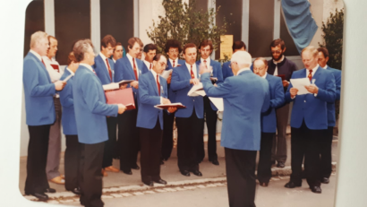 Bild: Archivbild MGV Liederkranz sl
1981 bei der Fahnenweihe und hier sind die Sänger vor dem Rathaus mit Dirigent Josef Bauer dem späteren Dirigenten Peter Hösl und Siegfried Sommer, dem Kassier -seit über 40 Jahren- Hans Winter und dem MGV-Ehrenvorsitzenden Josef Winter.