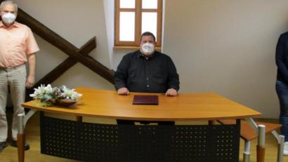 Bild: Gemeinde Kulmain/exb
Bürgermeister Günter Kopp (links) und Geschäftsleiterin Kathrin König gratulierten dem neuen Standesbeamten Georg Redl jun. zum erfolgreichen Abschluss des Standesamtskurses.