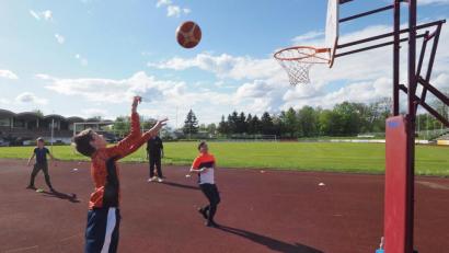Bild: ref
Das Training im Freien hat schon begonnen, wie hier bei den Basketballern des TV Amberg im FC-Stadion. Es gibt aber noch zu viele ungeklärte Fragen, mit wie viel Kindern zum Beispiel in wie vielen Gruppen ein Fußballtraining stattfinden kann.