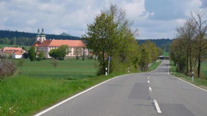 Bild: do
Hier wird bald rundum erneuert. Die Straße zwischen Tremmersdorf und Speinshart erhält eine neue Deckschicht.