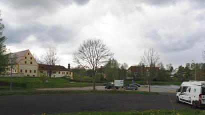 Bild: ws
Der Schein trügt: Zwar ist der Stellplatz für Wohnmobile aktuell wenig frequentiert, doch schätzen die Camper den Ort am Amtsgericht. Nach einem Ausbau wird das Interesse noch steigen. Die Maßnahme soll aber erst im Herbst starten.