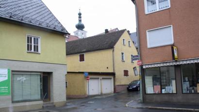 Bild: bjp
Ein Verkehrsspiegel an der Ecke der ehemaligen Bäckerei Spitzer in Pressath (links) soll für bessere Übersicht an der Kreuzung sorgen.