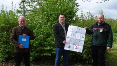 Bild: Houschka
Das Betriebsgutachten für 29 Hektar Fensterbacher Gemeindewald ist fertiggestellt. Forstdirektor Alwin Kleber (links) und Förster Thomas Hebauer (rechts) überreichten es an Bürgermeister Christian Ziegler (Mitte).