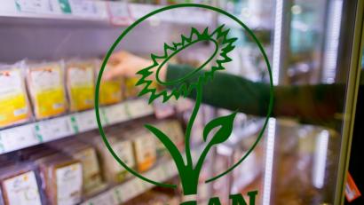 Archivbild: Daniel Karmann/dpa
"Vegan" ist auf der Glastür eines Kühlregals mit veganen Produkten in einem Biosupermarkt zu lesen.