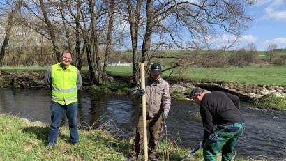 Bild: WWA Weiden/exb
Christian Motz (Sachgebietsleiter Gewässerentwicklung), Florian Völkl und Johann Bäumler (beide Flussmeisterstelle Weiden) beim Anpflanzen