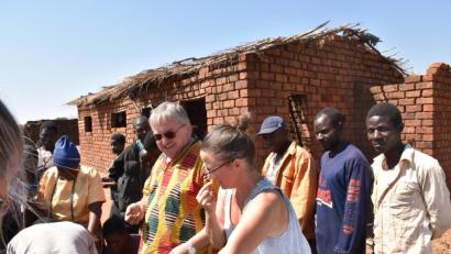 Archivbild: Freundorfer
Norbert Freundorfer wird von Kindern und Erwachsenen in Malawi inzwischen gleichermaßen wie ein Familienmitglied behandelt.
