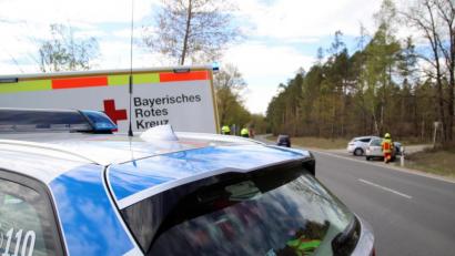 Bild: jma
Feuerwehr, Rettungsdienst und Polizei sind an der Unfallstelle zwischen Hütten und Mantel.
