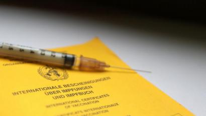 Symbolbild: Karl-Josef Hildenbrand/dpa
Eine Spritze auf einem Impfpass.