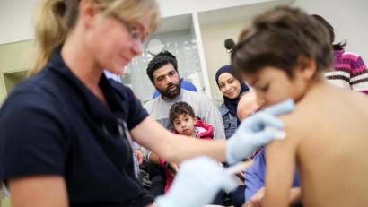 Bild: Kay Nietfeld/dpa
Impfung gegen Mumps und Masern: Nicht zu impfen und auf das Beste zu hoffen, ist nicht per se moralischer.