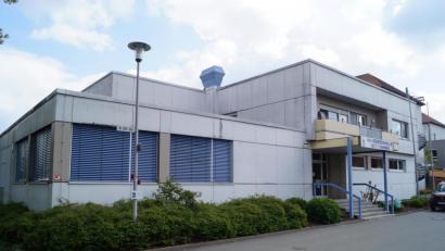 Bild: du
Viele Änderungswünsche bringen CSU- und SPD-Gemeinderatsfraktion in der Sitzung bezüglich der geplanten Generalsanierung der Mehrzweckhalle vor. Unterschiedliche Vorstellungen gibt es vor allem über die künftige Nutzung der ehemaligen Kegelbahngaststätte (links).