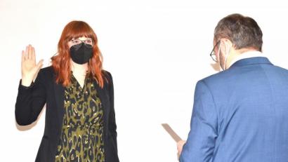 Bild: fjo
Julia Schmucker aus Hagendorf leistet als neues Mitglied des Waidhauser Marktrats ihren Amtseid gegenüber Bürgermeister Markus Bauriedl.