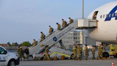Bild: Eugen Warkentin
Am frühen Mittwochmorgen landen rund 100 Soldaten des V. US-Korps am Flughafen Nürnberg. Sie sind auf dem Weg nach Grafenwöhr.