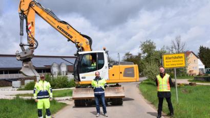 Bild: bö
Der Ausbau der etwa 2,5 Kilometer langen Gemeindeverbindungsstraße zwischen Allertshofen und Adertshausen hat begonnen. Die Kosten der Maßnahme liegen bei etwa 2,5 Millionen Euro. Ein Bild vor Ort machen sich (von links): Polier Ludwig Christian, Bauleiter Michael Speckner (beide Englhard Bau-GmbH) und Bürgermeister Florian Junkes.