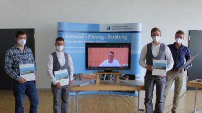 Bild: Elisabeth Bayer/exb
Bei der Abschlussveranstaltung in der Handwerkskammer Regensburg überreichte Robert Hummel virtuell die Prämien an die drei Kursbesten (von links): Thomas Rupprecht, Thomas Meier und Mario Pöschl. Kursleiter Johann Baumgärtner (rechts freute sich über den Erfolg der Absolventen.