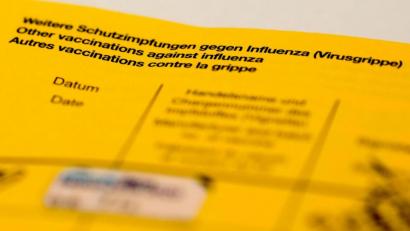 Archivbild: Jens Kalaene/dpa
Impfpass mit den Eintragungen für die Corona-Impfung: Für den vollen Impfschutz empfiehlt die Stiko einen Abstand mehrerer Wochen.