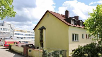 Bild: Dobler
In den Sommerferien soll das Wohnhaus (rechts) abgebrochen werden, um das Baufeld für die weiteren Bauabschnitte des Beruflichen Schulzentrums Oskar-von-Miller (im Hintergrund) freizumachen.
