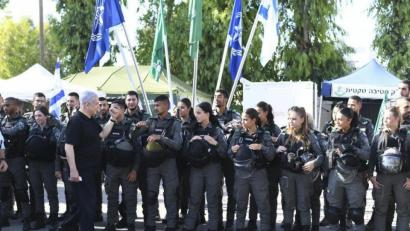 Bild: Yuval Chen/Yedioth Ahronoth POOL/AP/dpa
Ministerpräsident Benjamin Netanjahuspricht in Lod mit israelischen Grenzpolizisten. Er hat die Bürger des Landes erneut auf einen längeren Einsatz im Gazastreifen eingestimmt.