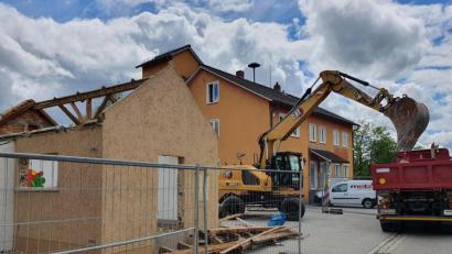 Bild: Hösamer
Das Gerätehaus der Feuerwehr Krondorf-Richt ist Geschichte. Das Gebäude neben dem ehemaligen Jugendtreff wurde abgerissen.