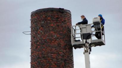 Bild: sm
Am Freitag wurde der ehemalige Fabrikschlot der Bleiglasfabrik Beyer & Co. auf Schäden untersucht.