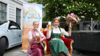Bild: Bayerischer Brauerbund
Bierkönigin 2019/21 Vroni Ettstaller (links) und Bierkönigin 2021 Sarah Jäger.