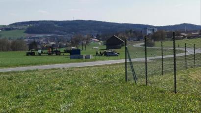 Bild: Portner
Der Zaun am Solarpark Oberviechtach 1 steht seit einigen Tagen. Auf der Wiese gegenüber (beim Traktoren-Gespann) soll an der Kreisstraße nach Wildeppenried der Solarpark 2 entstehen. Die Änderung des Flächennutzungsplans und auch der vorhabenbezogene Bebauungsplan haben den Stadtrat passiert.