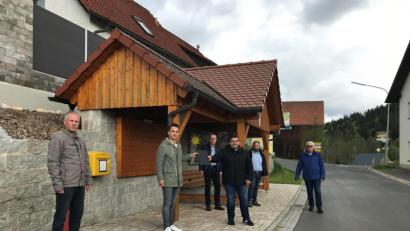 Bild: Hannah Melzner/exb
Die Fraktion der CSU hat im Immenreuther Gemeinderat beantragt, die Schulbushaltestelle in Ahornberg sicherer zu machen. Das Bild zeigt (von links) Matthias Melzner, Fraktionssprecher Bernhard Söllner, Lothar Porst, Bürgermeister Thomas Kaufmann, Reinhard Etterer und Zweiter Bürgermeister Josef Hecht.