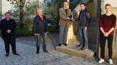 Bild: Popp, Holger/exb
Dominik Vollath (Zweiter von rechts) überreichte an Pfarrer Martin Besold (Mitte) eine Kamera für die Aufzeichnung der Gottesdienste. Darüber freuten sich (von links) Simon Kreuzer, Alfons Meierhöfer und Jonathan Sausner.