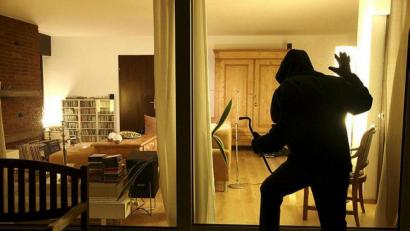 Symbolbild: pnsz
Ein Einbrecher, die ein Wohnhaus in Eigelsberg heimgesucht hatten, wurden später in Tschechien festgenommen.