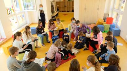 Bild: do
Lesepaten aus der vierten Klasse förderten nach dem pandemiebedingten Stopp des Präsenzunterrichtes in der Grundschule am Rauhen Kulm beim Vorlesen für die Erst- und Zweitklässler und bei Gesellschaftsspielen die Sozialkontakte.