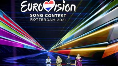 Bild: Heikki Saukkomaa/dpa
Die Moderatoren Edsilia Rombley (l-r), Chantal Janzen, Jan Smit und Nikkie de Jager moderieren die erste Generalprobe für das große Finale des 65. Eurovision Song Contest.