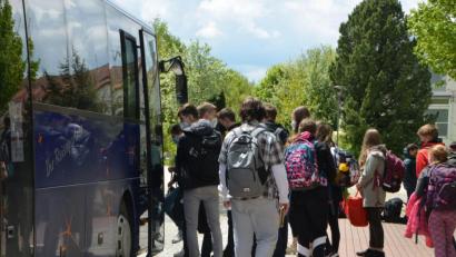 Bild: dob
Vohenstraußer Realschüler sind fleißige Busfahrer. Doch auch auf der Linie von der Pfalzgrafenstadt Richtung Eslarn gibt es Beschwerden über zu wenig Sitzplätze. Seitdem Verstärkerbusse wegen der Pandemie eingesetzt werden, haben diese Klagen jedoch spürbar abgenommen, heißt es aus dem Landratsamt.