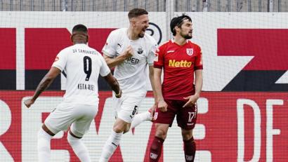 Bild: Uwe Anspach/dpa
Nach 14 Jahren im Trikot des SSV Jahn bestreitet "Identifikationsfigur" (O-Ton Mersad Selimbegovic) Oliver Hein (rechts) am Samstag gegen den FC St. Pauli sein (vermutlich) letztes Spiel für Regensburg.