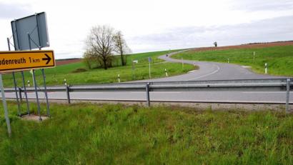 Bild: sm
Die Gemeinde saniert schon heuer und nicht erst 2022 die Gemeindeverbindungsstraße von der NEW2 nach Meerbodenreuth.