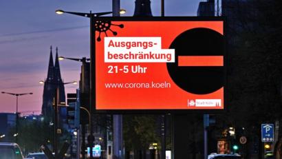Bild: Oliver Berg/dpa
Eine Anzeigetafel in Köln weist Ende April auf die Ausgangsbeschränkung zwischen 21 und 5Uhr hin.