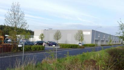Bild: rn
Die Fertigungshalle von Rogers/Curamik in Eschenbach erhält einen 2000 Quadratmeter umfassenden Anbau, der bis an das Grundstück der Firma Prösl-Bau (links) reichen wird.