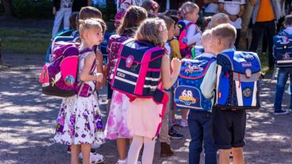 Symbolbild: Jens Büttner/dpa
In diesem Jahr werden mehr Kinder als sonst freiwillig die Klasse wiederholen.