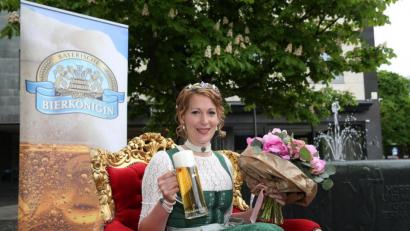 Bild: Bayerischer Brauerbund/exb
Sarah Jäger (31) aus Schwandorf holt die Krone der Bayerischen Bierkönigin erstmals in die Oberpfalz. Sie überzeugte während des Wahlabends mit Spontanität, Charme und profundem Wissen über die bayerische Bierkultur und das Bayerische Bier.