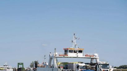 Bild:  Daniel Reinhardt/dpa
Voll beladen sind die Elbfähren Glückstadt–Wischhafen auf der Elbe unterwegs.